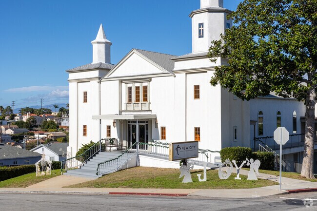 There is a 5:1 student to teacher ratio at Waterhouse Guild in El Segundo, CA.
