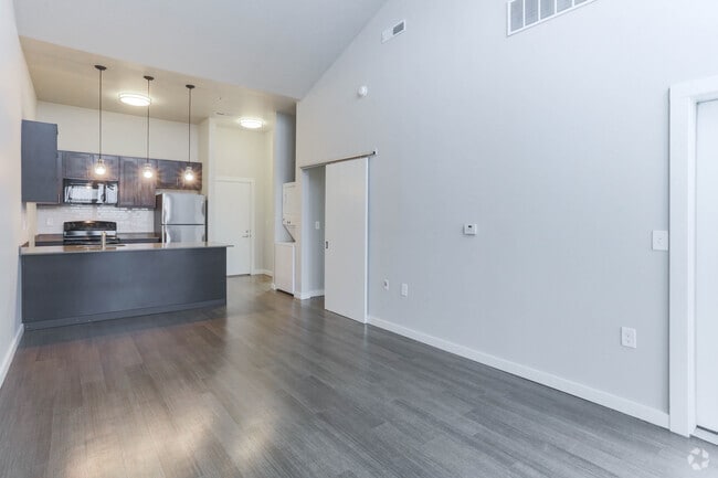 1 BR, 1 BR - 587 SF