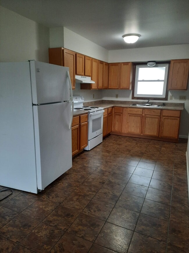 3039 Runway Ave, Eau Claire, WI 54703 - photo 3