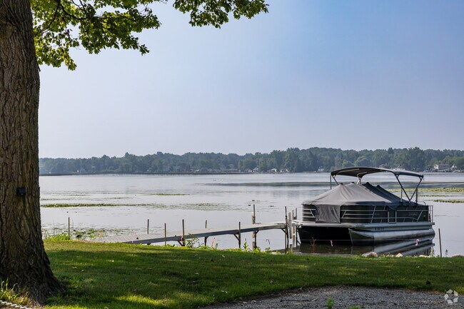 Relaxing lake-life vibes can be found throughout Leoni.