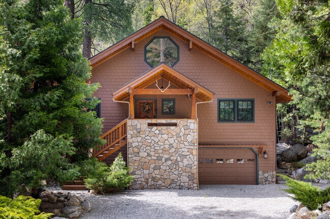 Larger homes and cabins are great for larger families in Idyllwild Mountain Park.