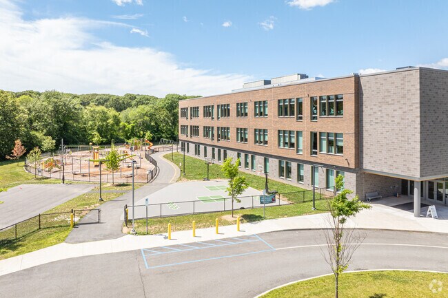 Mystic River Magnet School has a student teacher ratio of 13:1.