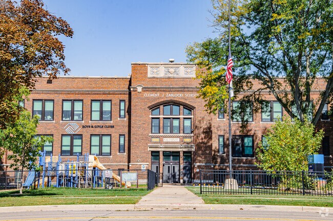 Zablocki School provides education in the neighborhood of
Polonia