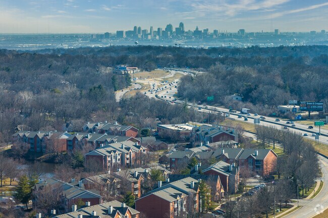 Lake Waukomis has quick access to Downtown Kansas City.