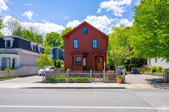 Homes with fenced in front yards are common in the Strawberry Hill area.