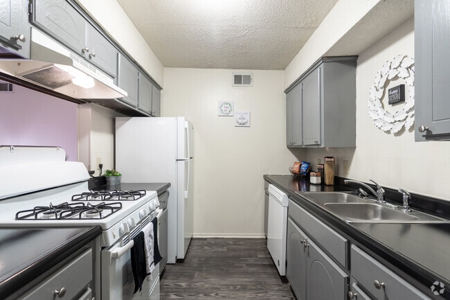 2BR, 1BA - Premium