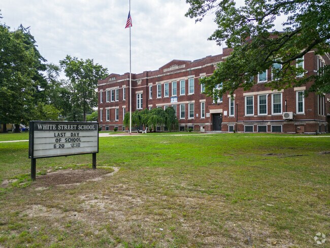 White Street Elementary School serves students from K-5 and has a 10:1 student/teacher ratio.