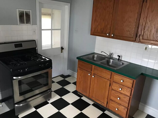 320 Washington Ave unit 2nd floor, Downingtown, PA 19335 - photo 4