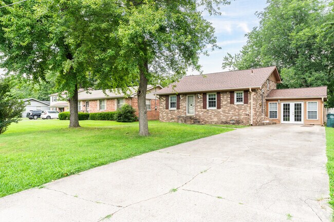 You'll find plenty of ranches and bunglaows lining the streets of Clayshire.