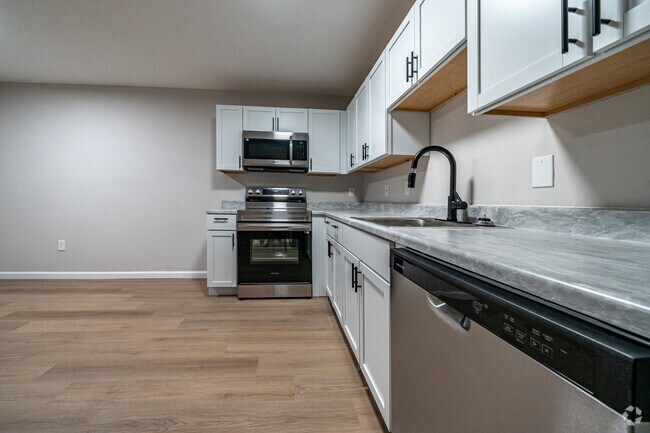 Elm Point Apartments, Bloomington, IL 61701 - photo 6