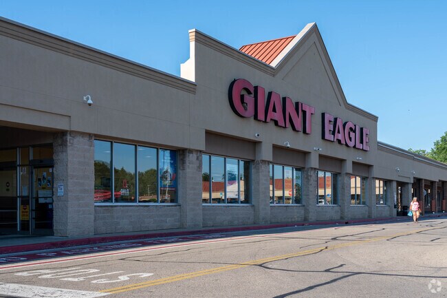 The Giant Eagle Grocery Store is conveniently located near Historic Perkins.