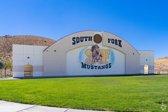 A giant mural features the mascot of South Fork Middle School.