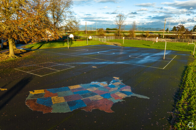 Clear Lake Elementary School has baskeball courts and outdoor activities for students in Eugene.