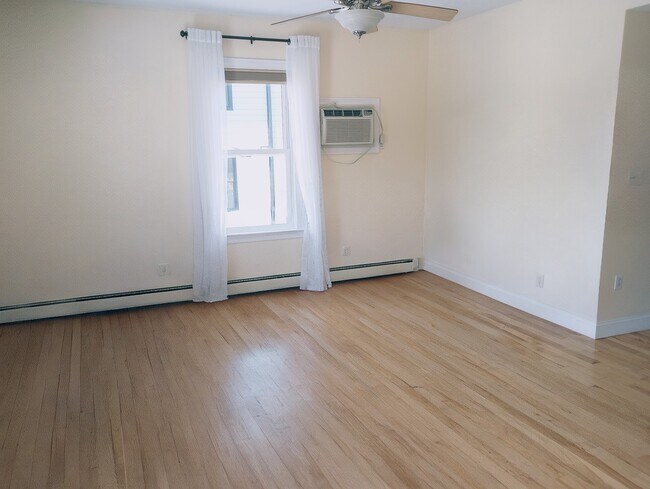 Living room (2nd floor)