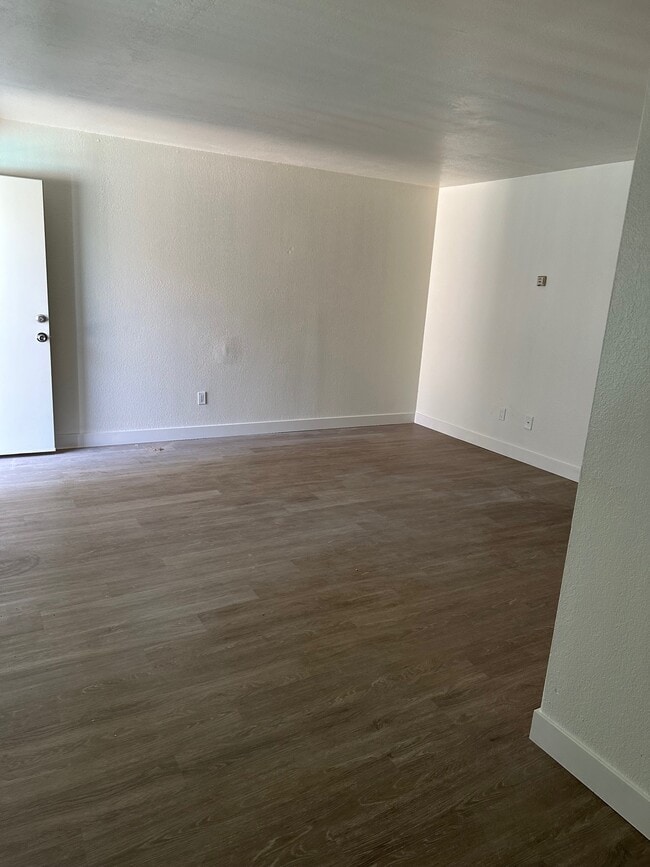 New York Apartments, Redlands, CA 92373 - photo 5