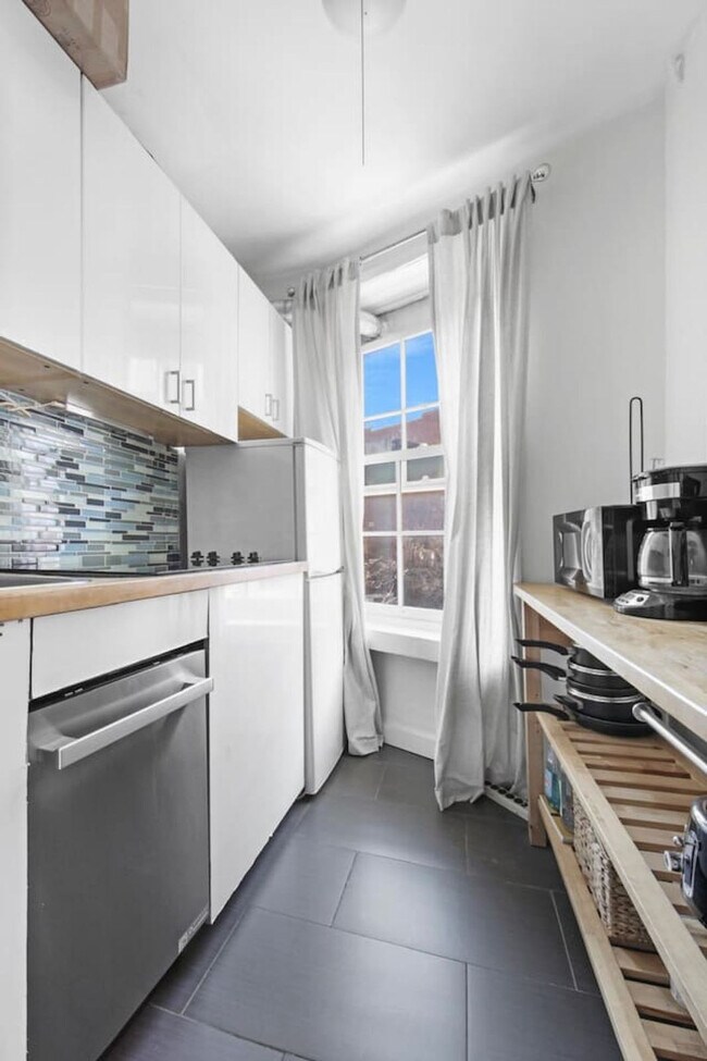 181 W 4th St unit ID1302124P, New York, NY 10014 - photo 4