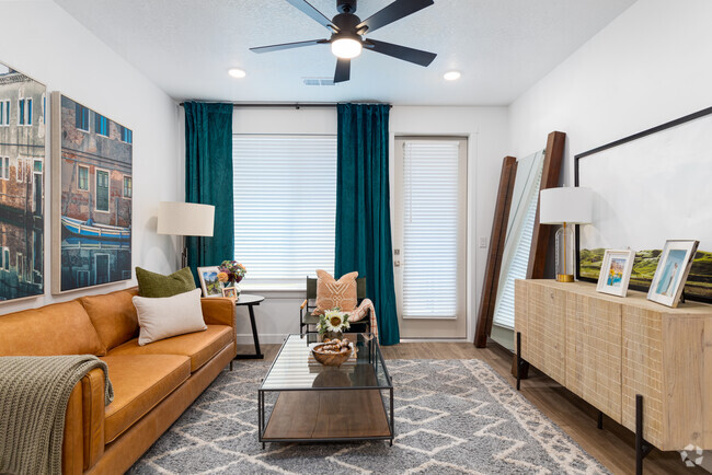2BR, 2BA - 1,046SF