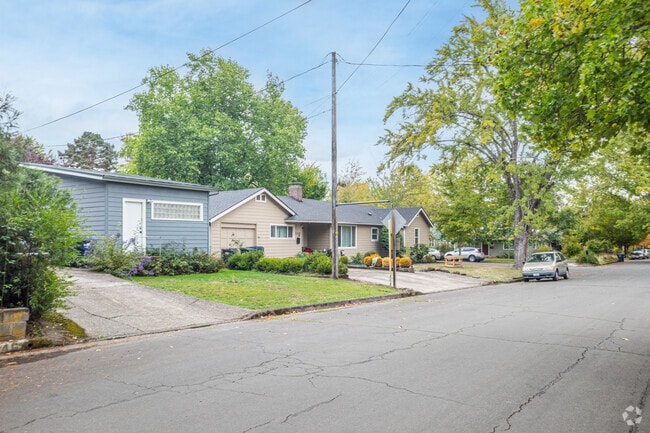 A row of ranch style homes in the Amazon Neighborhood in Eugene, OR.