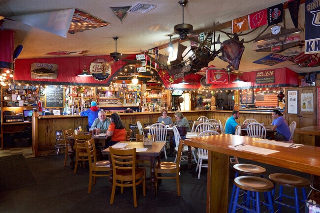 Locals flock to Pineapple Joe's Grill & Raw Bar for classic American cuisine in Lakewood Park.