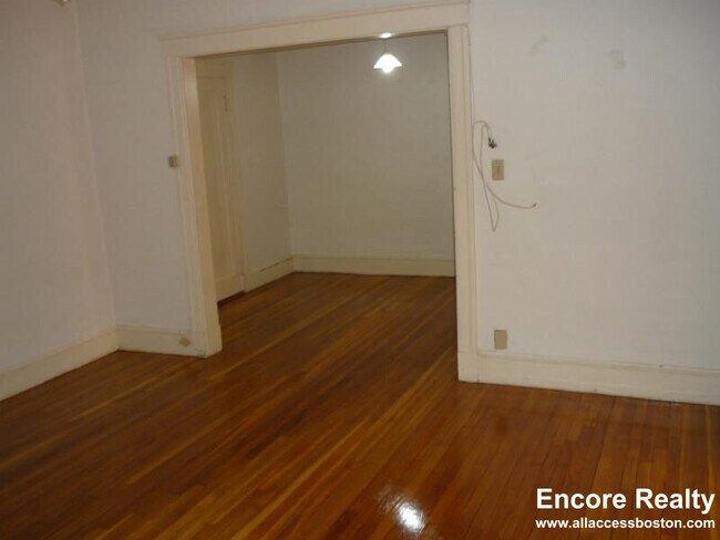 237 Freeman St unit 8, Brookline, MA 02446 - photo 3