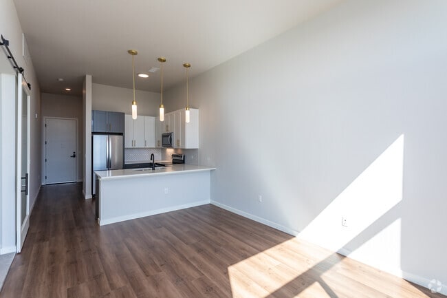 1BR, 1BA - 708SF