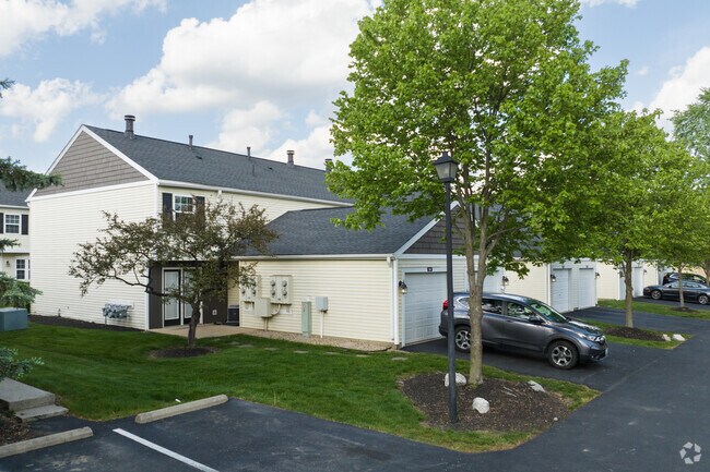 There are many styles of condos in the neighborhood of Slate Hill.