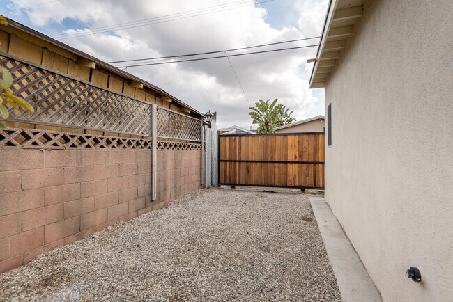 1138 1/2 W 52nd St, Los Angeles, CA 90037 - photo 6