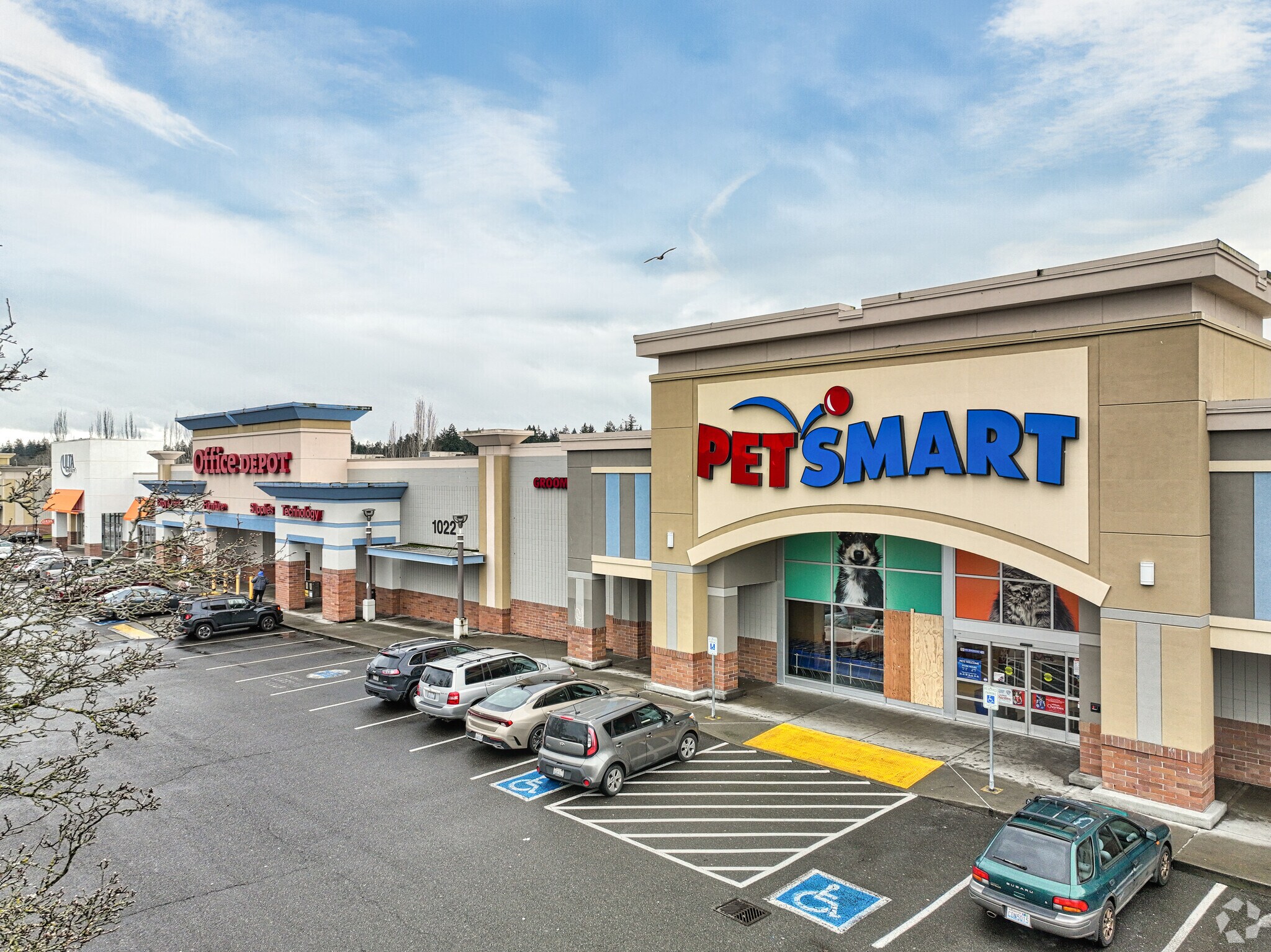 A row of well-known retailers can be found in Central Lakes, WA.