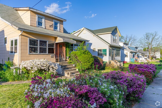 There are many charming and affordable housing options for those looking for quiet in the city.