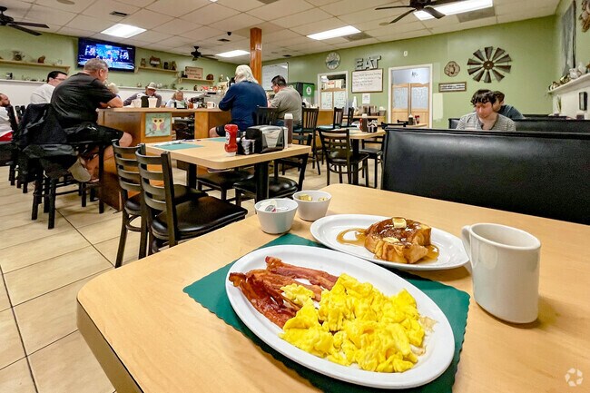 The Green Owl Restaurant is a local favorite in the Golfview Harbour neighborhood.