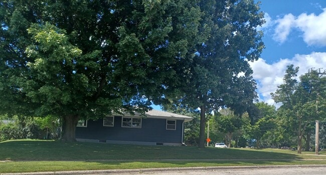 211 W Decorah Rd, West Bend, WI 53095 - photo 3