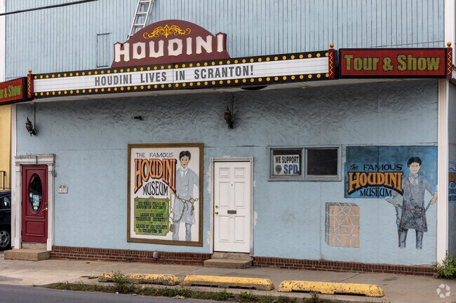 See Houdini memorabilia plus a magic show at the Houdini Museum in Tripp's Park.