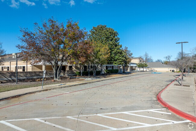 Glen Oaks Elementary School serves students from K-5th grade.