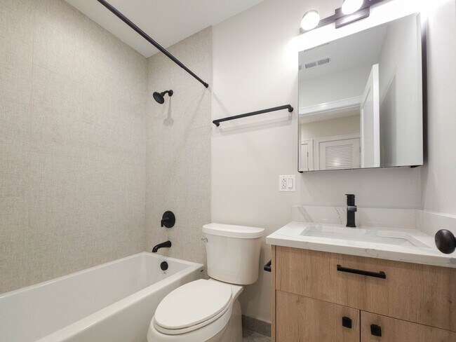 2057 W Dickens Ave unit 2N, Chicago, IL 60647 - photo 3