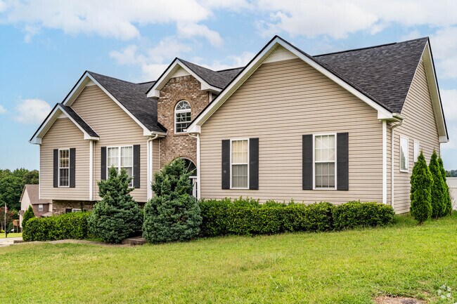There are mixed material homes in Aspen Grove.