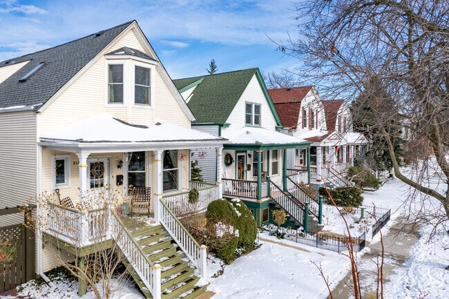 Single family homes are available in Ravenswood.