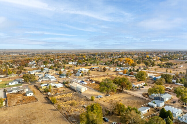 Community views highlight Blende’s mix of homes and open spaces.