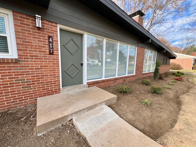 417 Wenneker Dr, Saint Louis, MO 63124 - photo 2