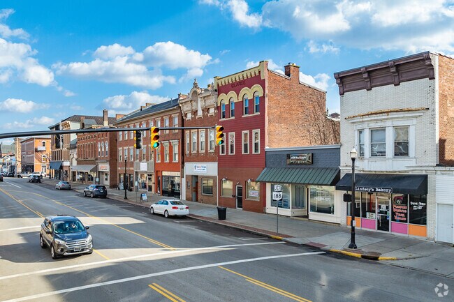 Circleville’s downtown has several small, locally-owned shops, offering everything from home décor to clothes, gifts, and crafts.