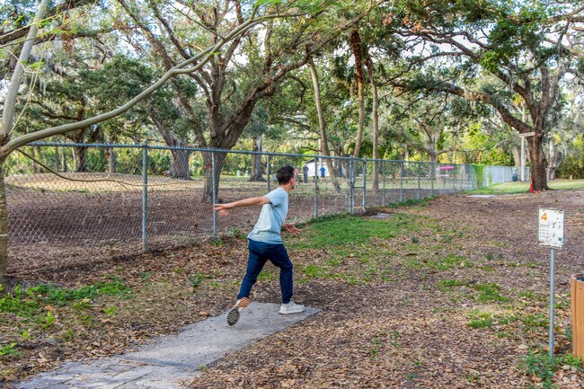 Lakeview park offeres a golf disc court that you can enjoy a game with some friends.