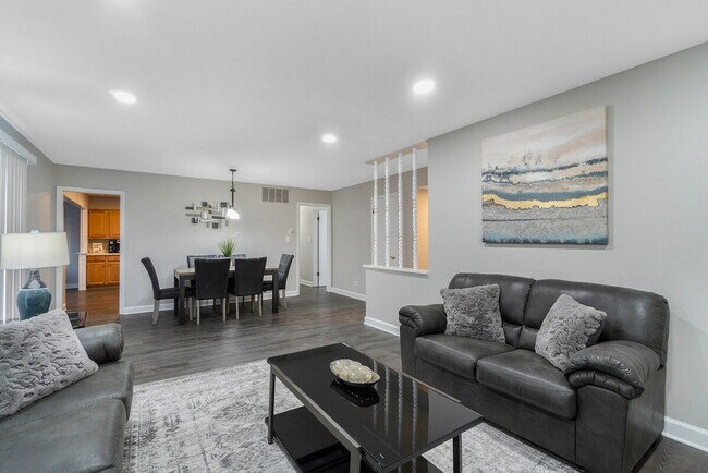 701 E Higgins Rd unit ID1301334P, Elk Grove Village, IL 60007 - photo 2