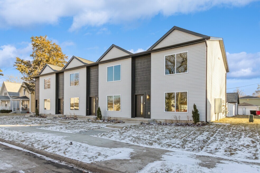 417 C Ave NW, Cedar Rapids, IA 52405 - photo 1