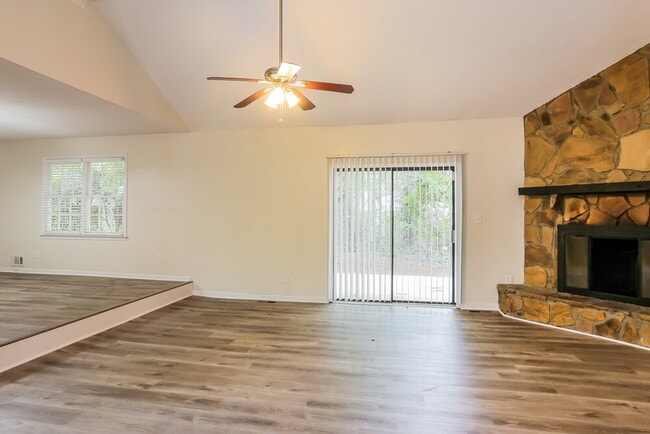 832 Lost Creek Cir, Stone Mountain, GA 30088 - photo 5