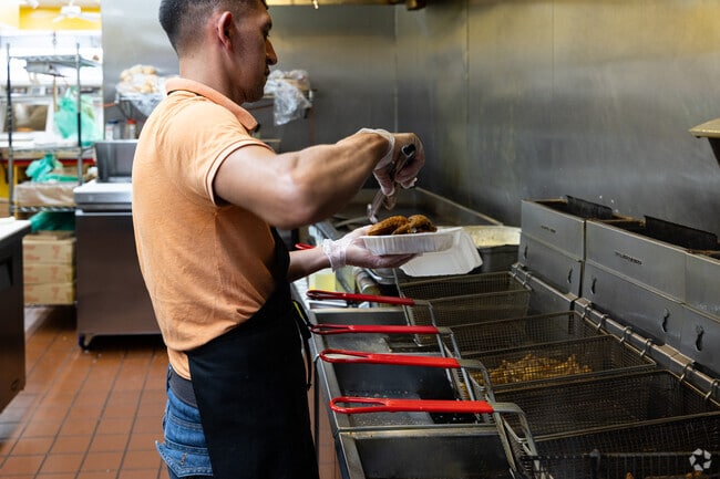 Sunnys Chicken and Fish serves fried chicken and seafood near Frederick Avenue.