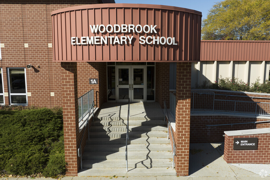 Woodbrook Elementary School's student to teacher ratio is 14:1 in East Carmel.