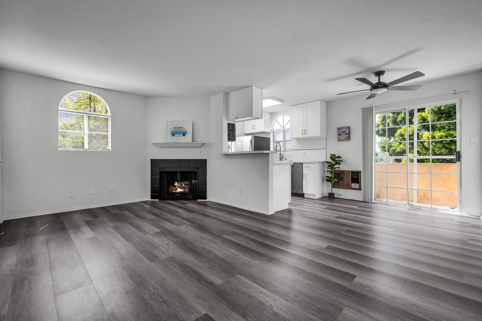 2400 Walnut Ave unit 6, Venice, CA 90291 - photo 1