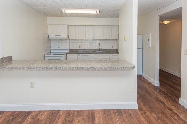 Whitney Towers in the heart of the Hamden's Centerville Neighborhood, Hamden, CT 06518 - photo 2