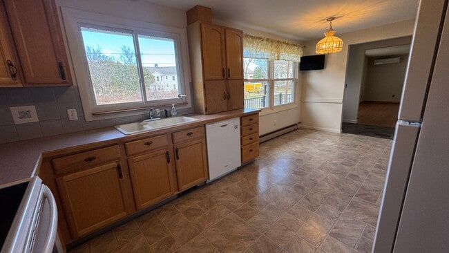 2 Lawndale St, Easthampton, MA 01027 - photo 3