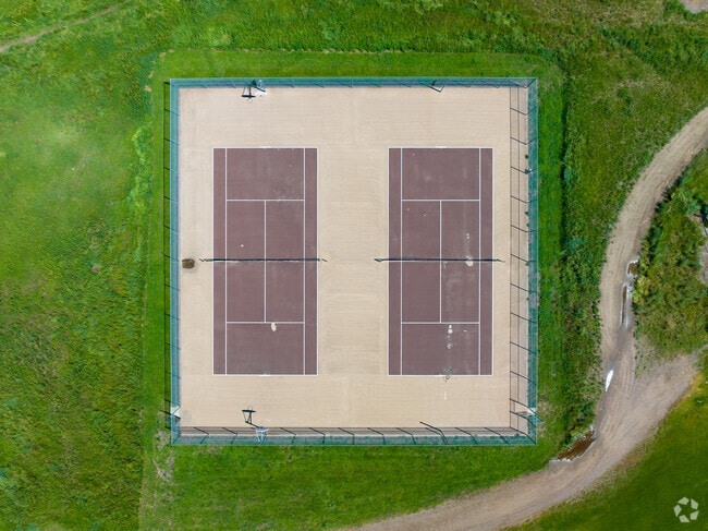 Creighton Middle School has tennis courts.