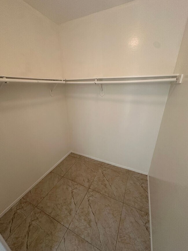 4013 Amherst Forest Rd, Bakersfield, CA 93313 - photo 7